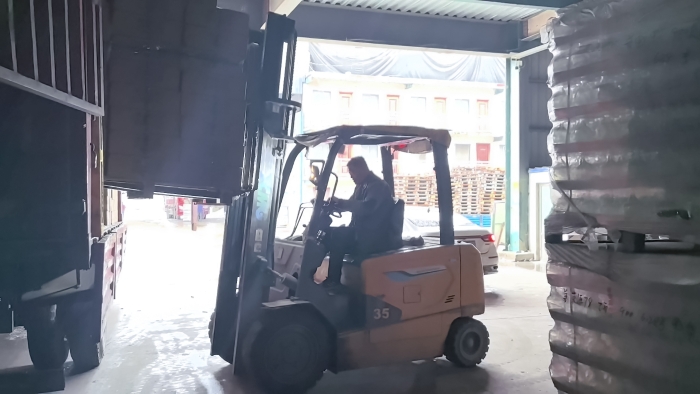 pp电子叉车赋能山东玻璃瓶厂：破解易碎品搬运难题