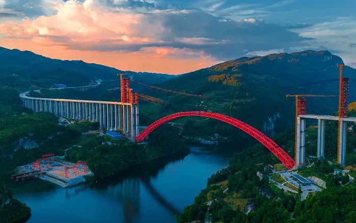 1834米，震撼合龙！ pp电子塔机助力中国再造世界级基建